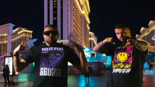 Deux streamers de Classybeef posent devant les casinos illuminés de Las Vegas, vêtus de t-shirts à l'effigie de leur marque