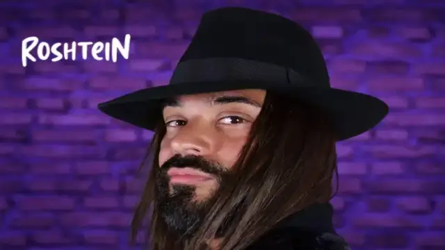 Roshtein, streamer de casino en ligne portant un chapeau noir sur fond violet avec logo Roshtein