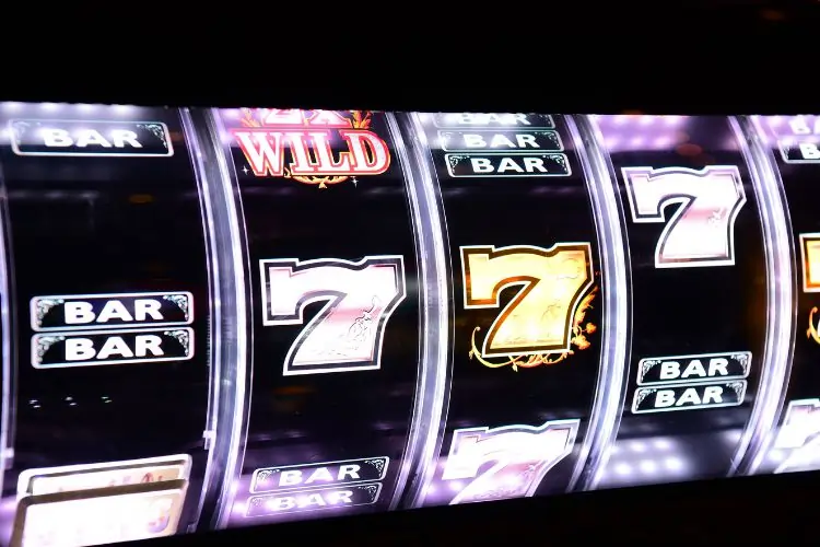 Gros plan sur rouleaux de machine à sous – Symboles gagnants pour rentabiliser son bonus
