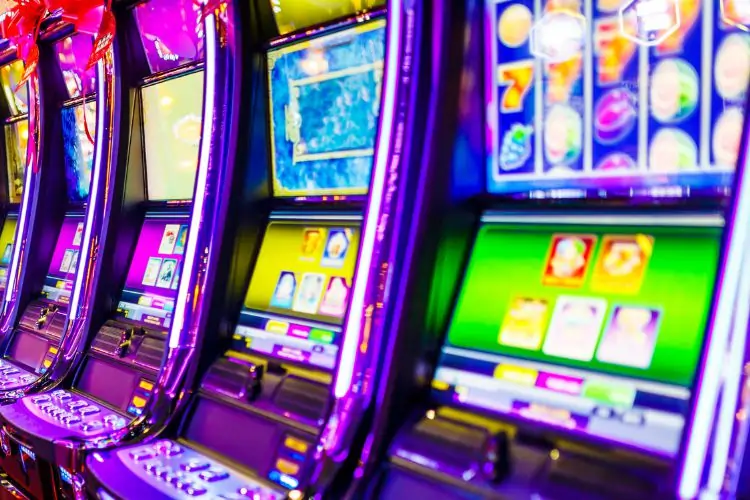 Rangée de machines à sous lumineuses – Analyse des critères pour évaluer un bonus casino en ligne