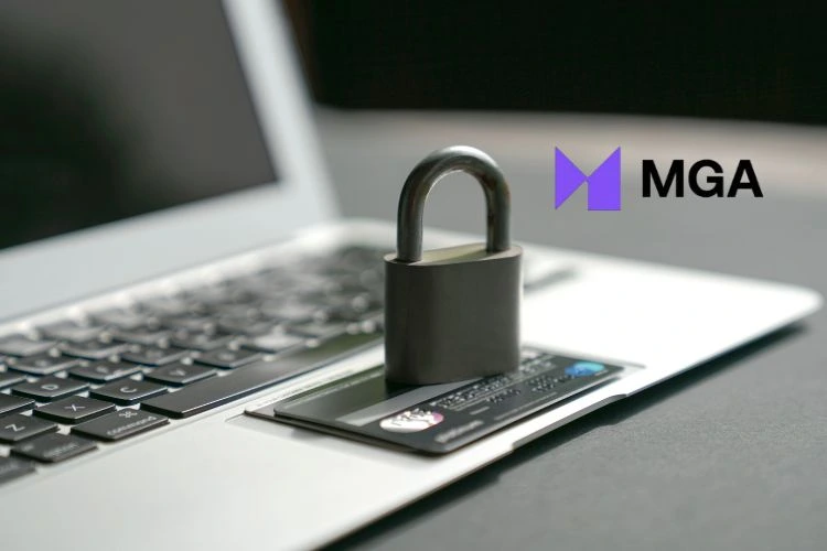 Laptop with credit card locked by a padlock, symbol of security of online casinos licensed by the MGA