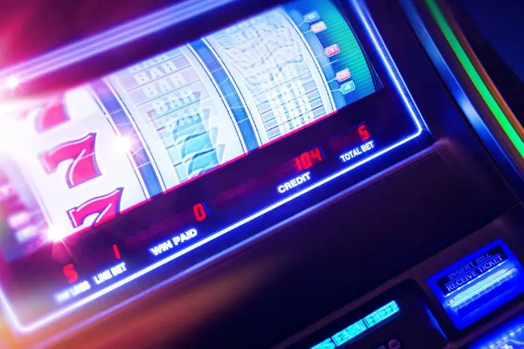 Vue rapprochée d'une machine à sous numérique avec mise affichée, symbole des crédits gratuits en ligne
