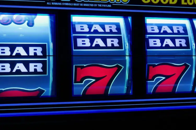 Gros plan sur une machine à sous affichant des symboles BAR et le chiffre 7, illustrant le potentiel des gains en ligne